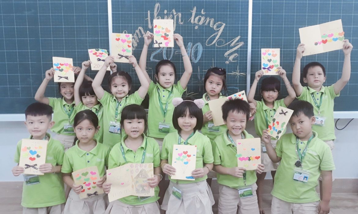 Học sinh trường tiểu học Tre Việt làm thiệp tặng mẹ nhân ngày 20/10