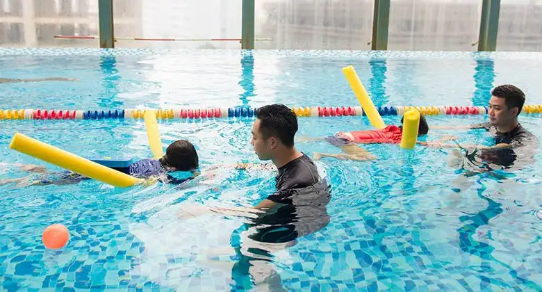 Cho trẻ học bơi từ nhỏ mang lại nhiều lợi ích tốt đẹp