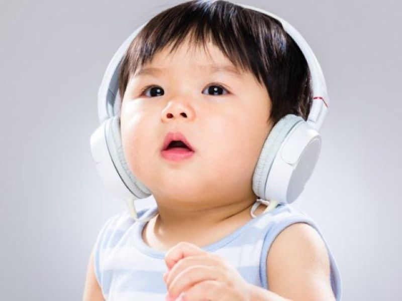 Cho trẻ tiếp xúc với âm nhạc thường xuyên