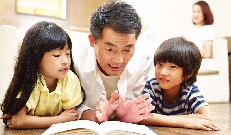 Dành thời gian đọc sách cùng các thành viên trong gia đình 