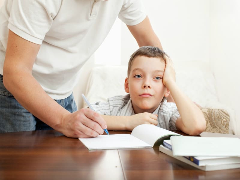 Cha mẹ nên giảng giải cho con tầm quan trọng của việc học
