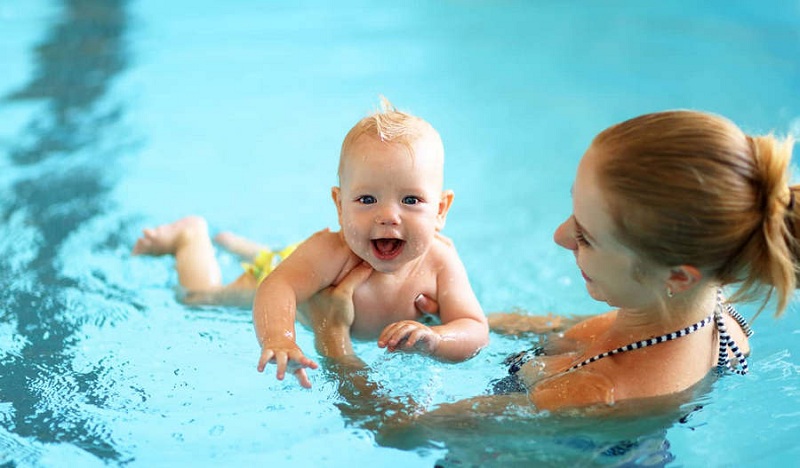 Độ tuổi nào nên cho trẻ bắt đầu tập bơi? 
