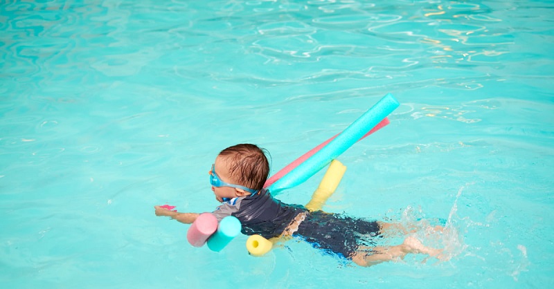 Trẻ tập bơi giúp bảo vệ bản thân