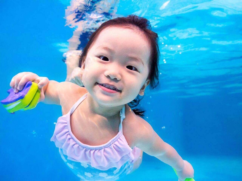 Cho trẻ học bơi sớm giúp trí não phát triển và trẻ tự tin hơn