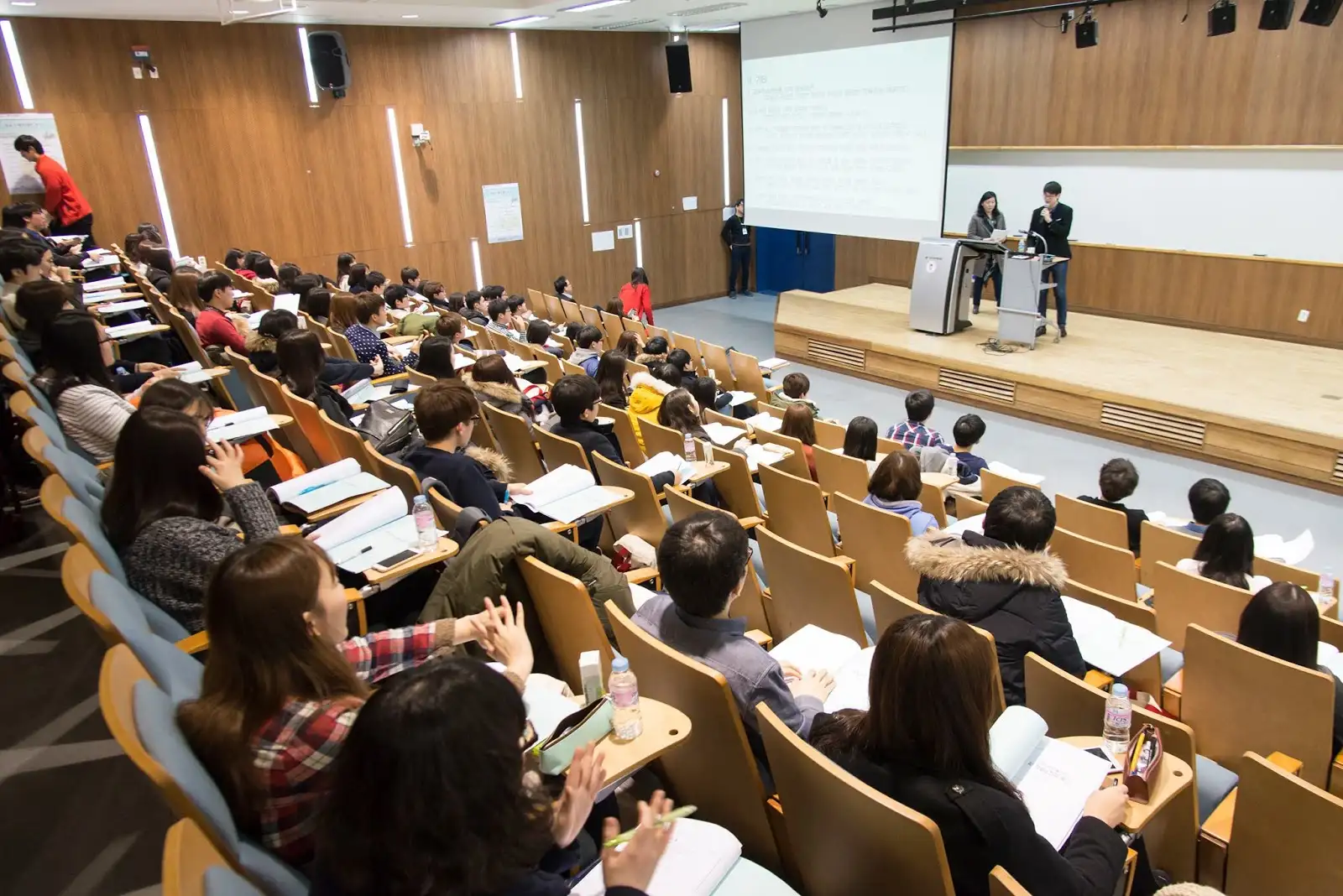 Lứa tuổi học ngoại ngữ không quan trọng, bất kì ai cũng có thể bắt đầu học ngoại ngữ