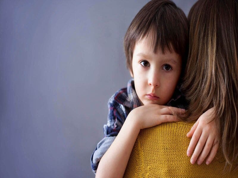 Trẻ bị tự kỷ có xu hướng thu mình, ngại giao tiếp xã hội