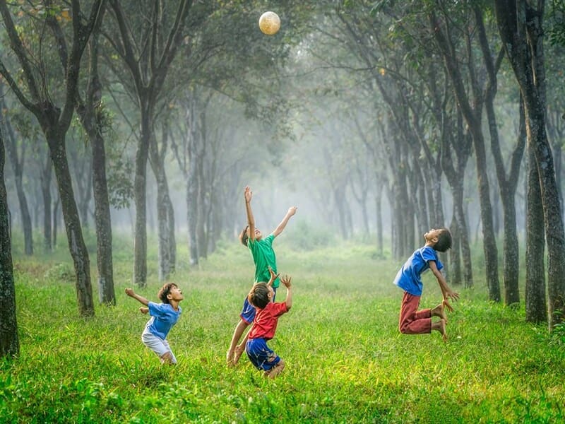 Rèn luyện thể chất cho trẻ thông qua các trò chơi vận động ngoài trời