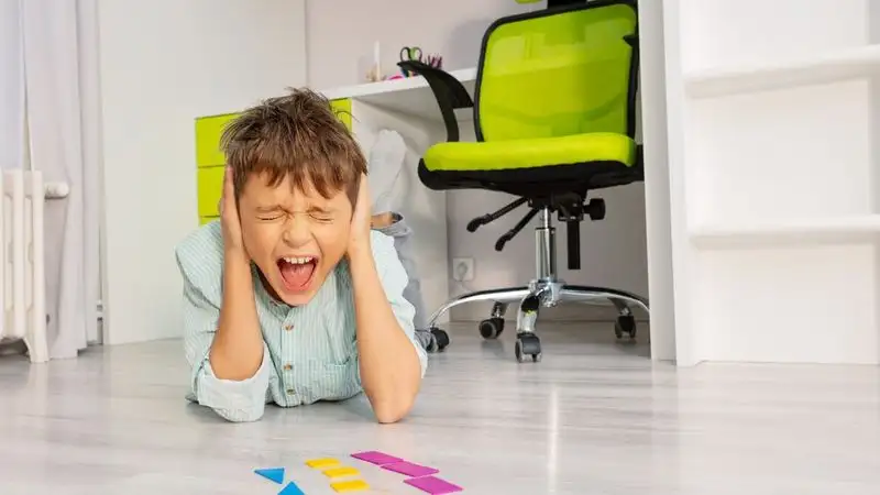 Cảm xúc không ổn định cũng là dấu hiệu tự kỷ ở trẻ