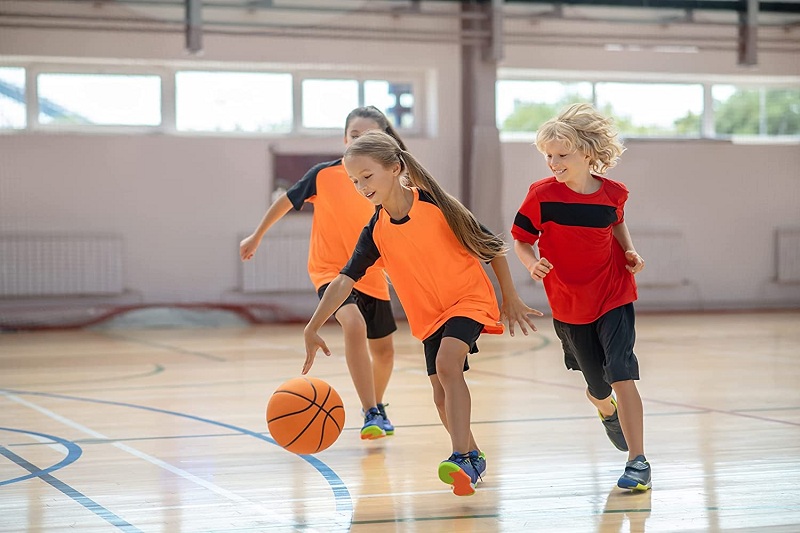 Cho trẻ tham gia các hoạt động thể thao và thể chấtm giúp trẻ mạnh dạn hơn