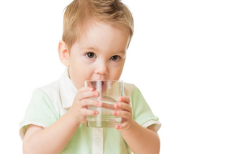Đảm bảo trẻ được uống đủ nước