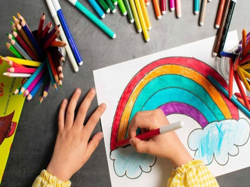 Vẽ giúp tay và mắt của con linh hoạt trong việc chọn lựa màu sắc