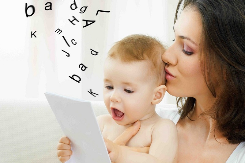 Đọc truyện cho bé nghe giúp bé sớm tập nói