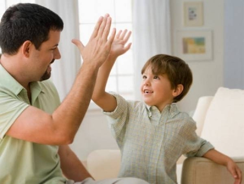 Phần thưởng khen ngợi cho trẻ ba mẹ có thể áp dụng: Lời khen