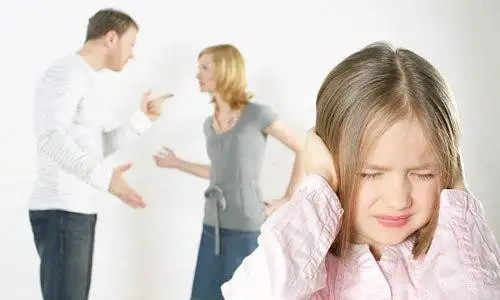 Trẻ bị lạm dụng tình cảm có thể đến từ việc thiếu quan tâm từ người lớn 