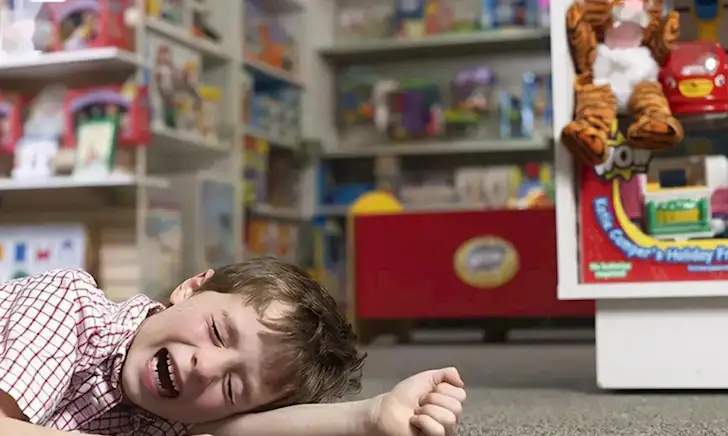 Trẻ vòi vĩnh khi đi mua sắm là hành vi phổ biến, phản ánh đúng giai đoạn phát triển tâm lý của trẻ