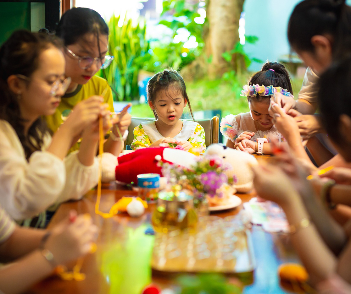 Làm đồ thủ công sáng tạo từ lá cây khô cùng bé