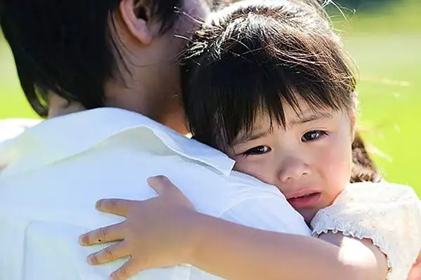Bé khóc quá nhiều trong thời gian dài ba mẹ nên đưa bé tới chuyên gia thăm khám