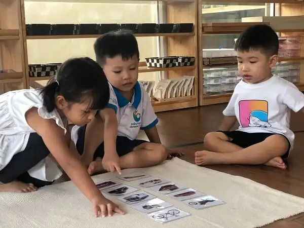 Làm gì khi bé khóc quá nhiều khi đi học?