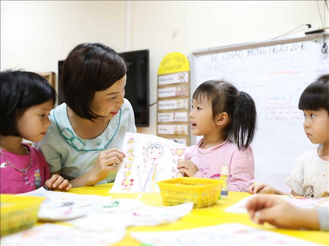 Cùng bé làm tranh sáng tạo đơn giản và ấn tượng