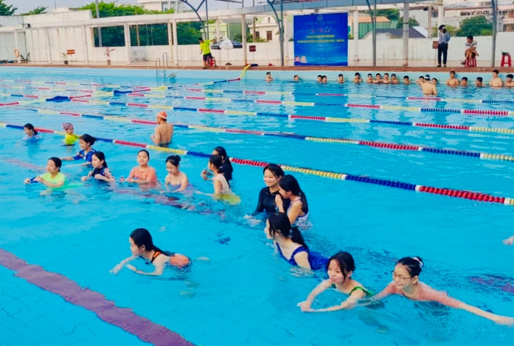 Học sinh không chỉ được học kiến thức trong lớp mà còn được trải nghiệm thực tế thông qua các hoạt động thể thao