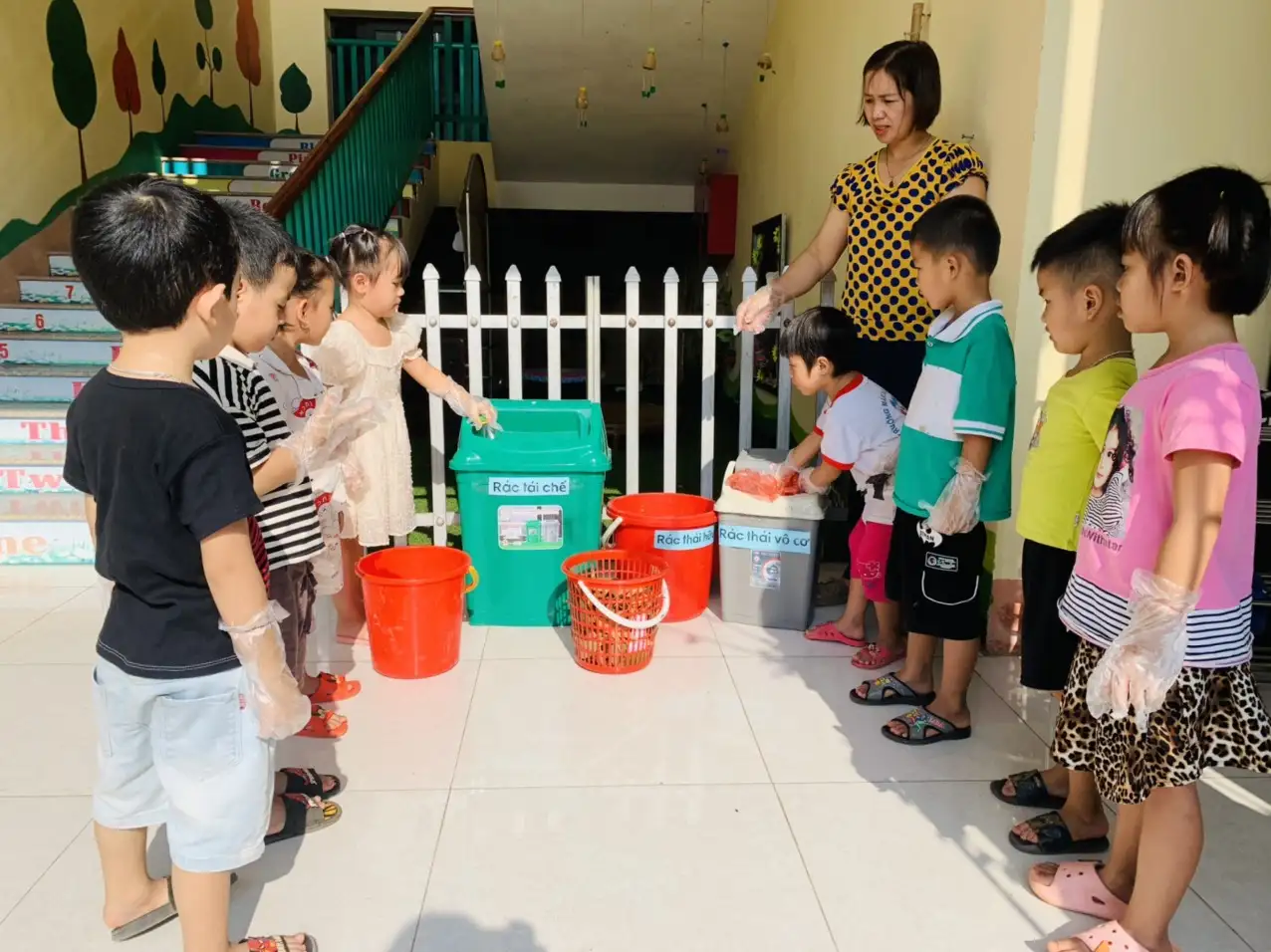 Dạy trẻ vứt rác đúng nơi - Phân loại rác