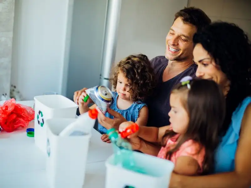 Cách dạy trẻ vứt rác hiệu quả