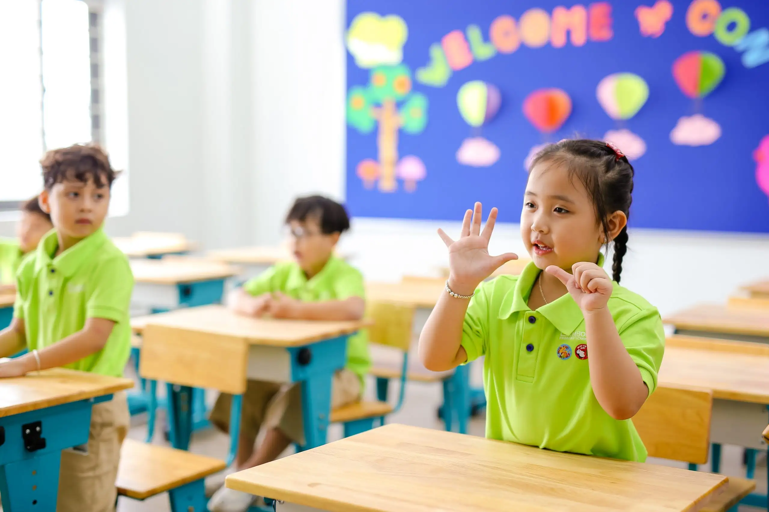 Luyện tập các động tác tự vệ giúp trẻ ghi nhớ kỹ năng tự bảo vệ bản thân một cách tự nhiên.