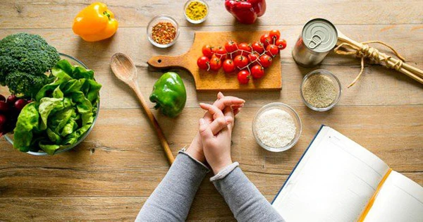 Uống đủ nước và duy trì ăn uống lành mạnh là thói quen tốt tác động đến cơ thể