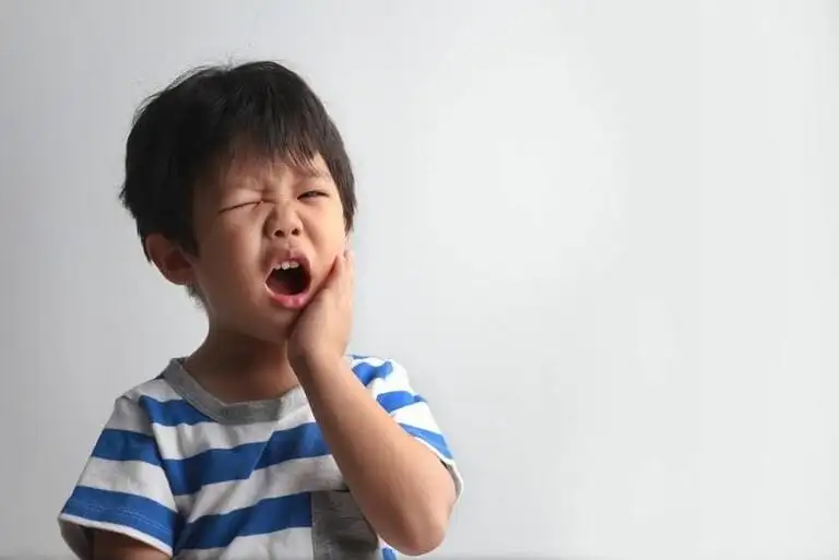 Những cơn đau nhức do sâu răng hoặc viêm nướu có thể khiến trẻ mất tập trung, giảm khả năng tiếp thu bài học