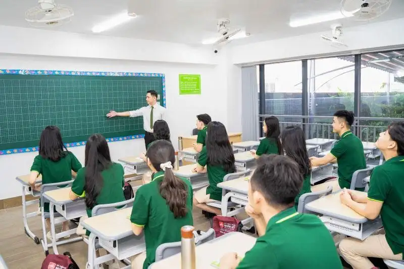 Đội ngũ giảng viên sử dụng các phương pháp giảng dạy sáng tạo, giúp học sinh không chỉ nắm vững kiến thức mà còn phát triển tư duy phản biện và kỹ năng giao tiếp.
