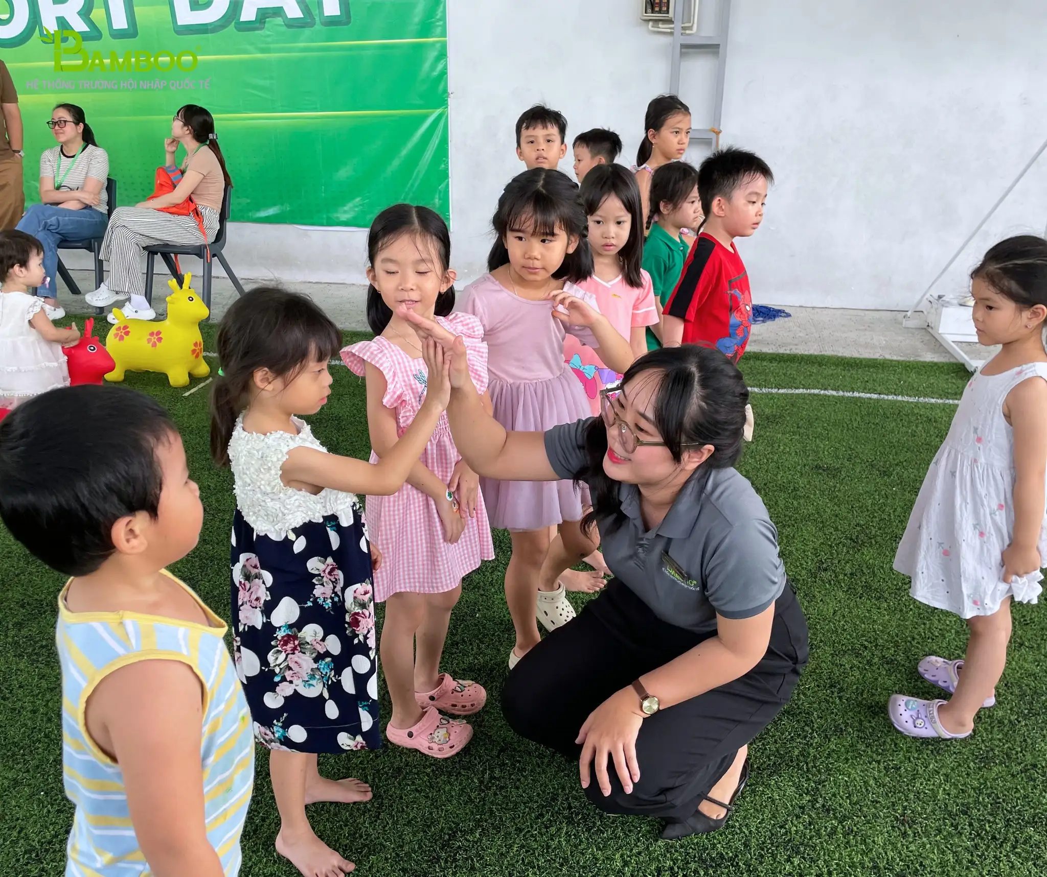 Tạo môi trường giao tiếp cởi mở cho trẻ