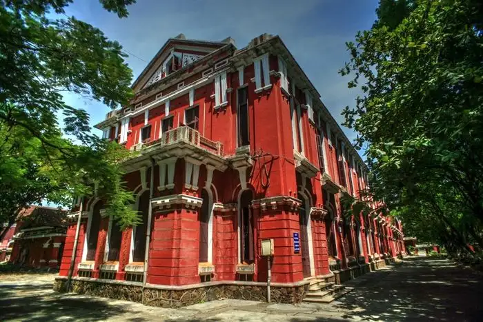 Trường THPT chuyên Quốc Học Huế