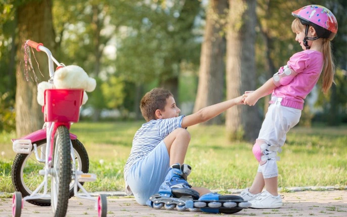 Dạy bé cách giúp đỡ người khác