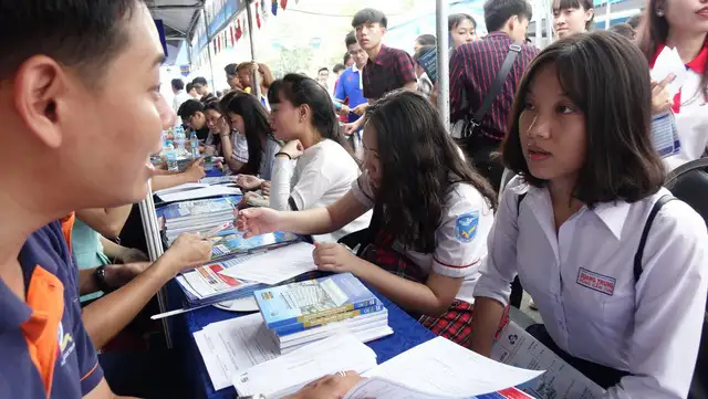 Học Trung Cấp Có Dễ Xin Việt Không? 