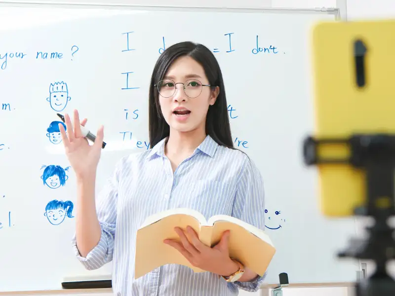 Sinh viên có thể tự mở trung tâm hoặc khởi nghiệp sau khi học xong ngành ngôn ngữ anh.
