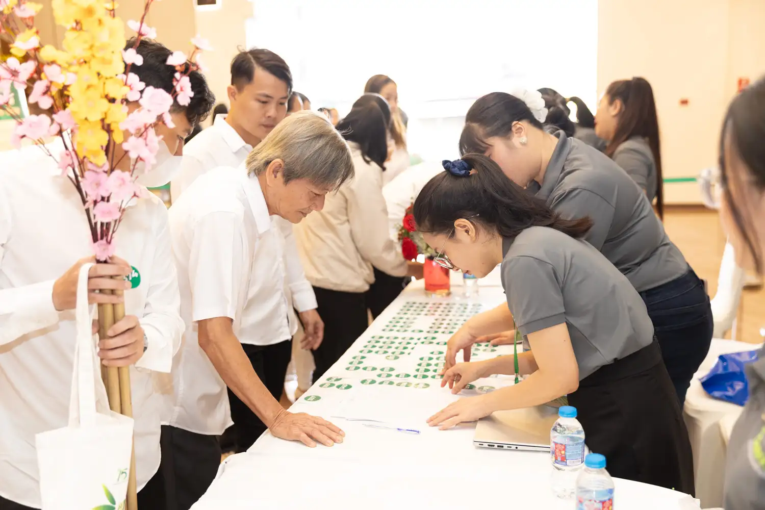 (Cán bộ, giáo viên, nhân viên và khách mời tham dự check-in và nhận quà tri ân từ nhà trường)