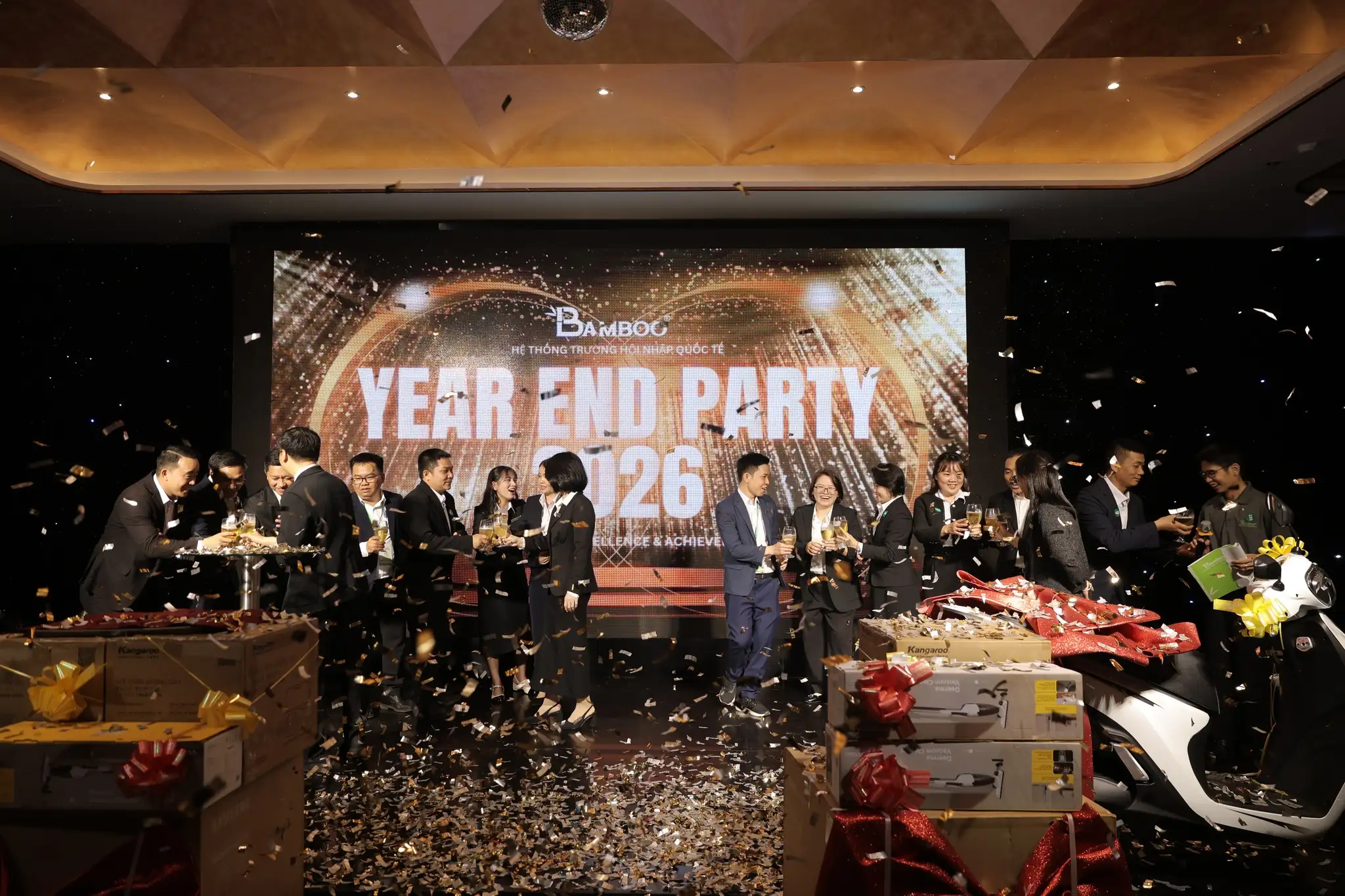 (Không khí Year End Party kết hợp kỷ niệm 15 năm Bamboo School)