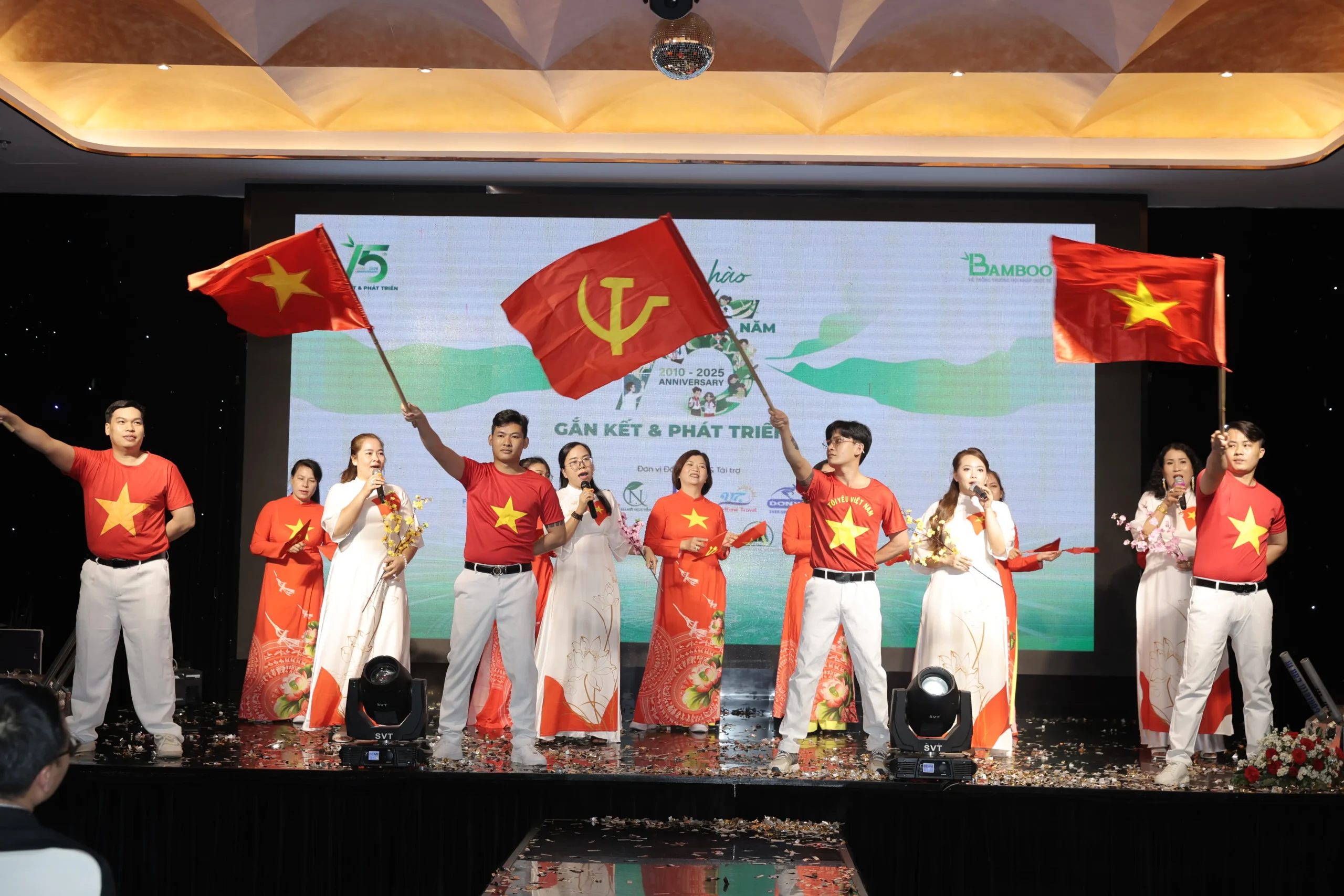 (Tiết mục văn nghệ tập thể thể hiện tinh thần gắn kết của đại gia đình Bamboo)