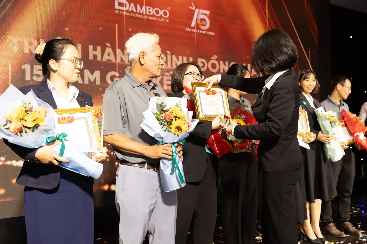 (Trao thư tri ân đến đội ngũ cán bộ quản lý và nhân sự nòng cốt của Nhà trường)