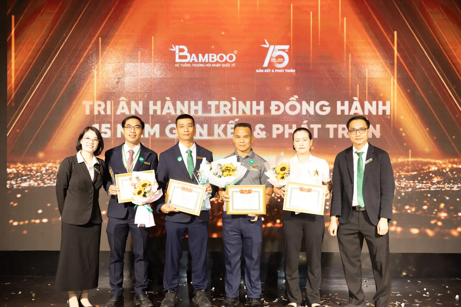 (Vinh danh các cá nhân tiêu biểu đồng hành cùng Bamboo School suốt 15 năm)