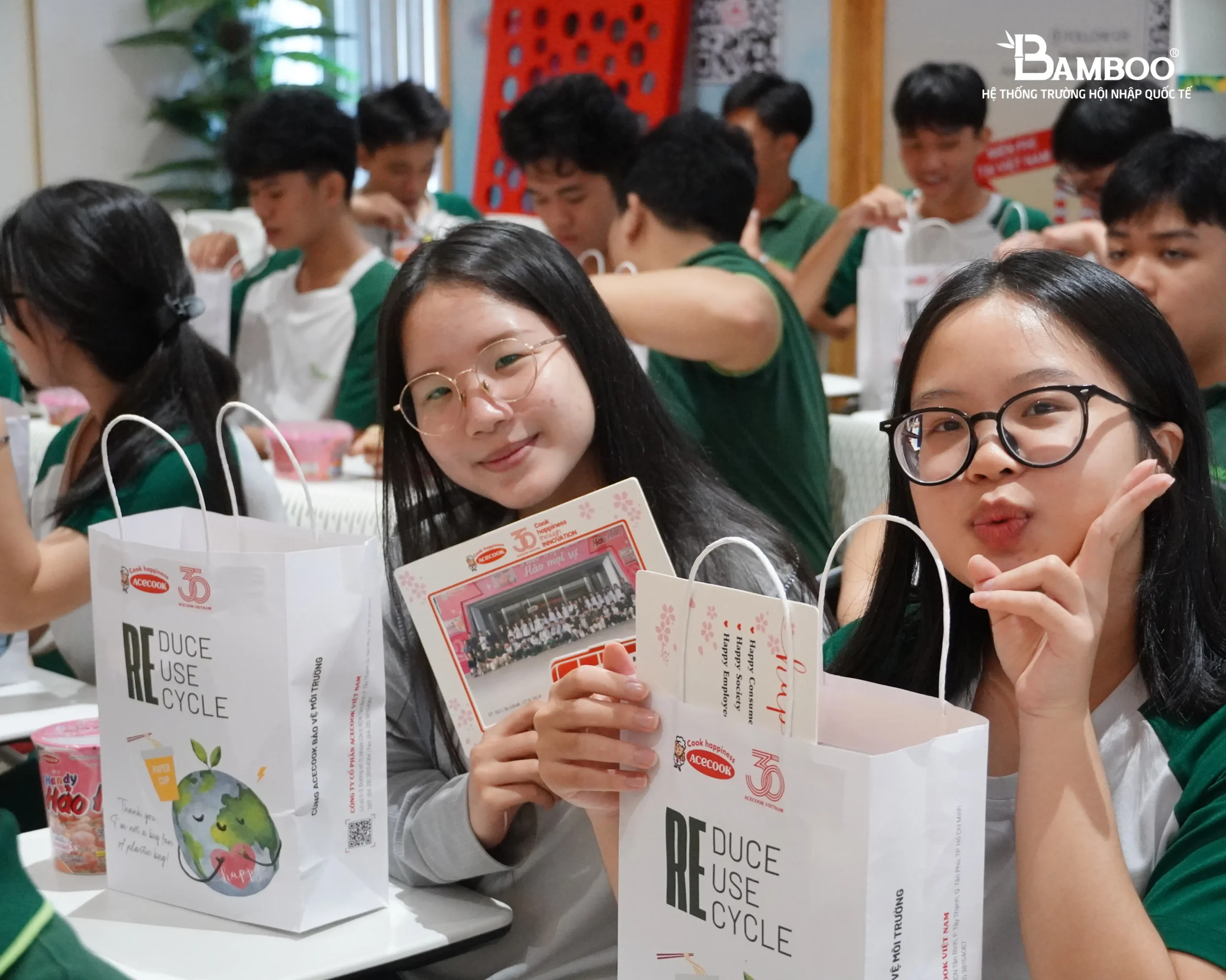  Học sinh Bamboo Xuân Thới Sơn tham quan nhà máy Acecook, tìm hiểu quy trình sản xuất, an toàn thực phẩm và có thêm nhiều trải nghiệm học tập thực tế bổ ích.