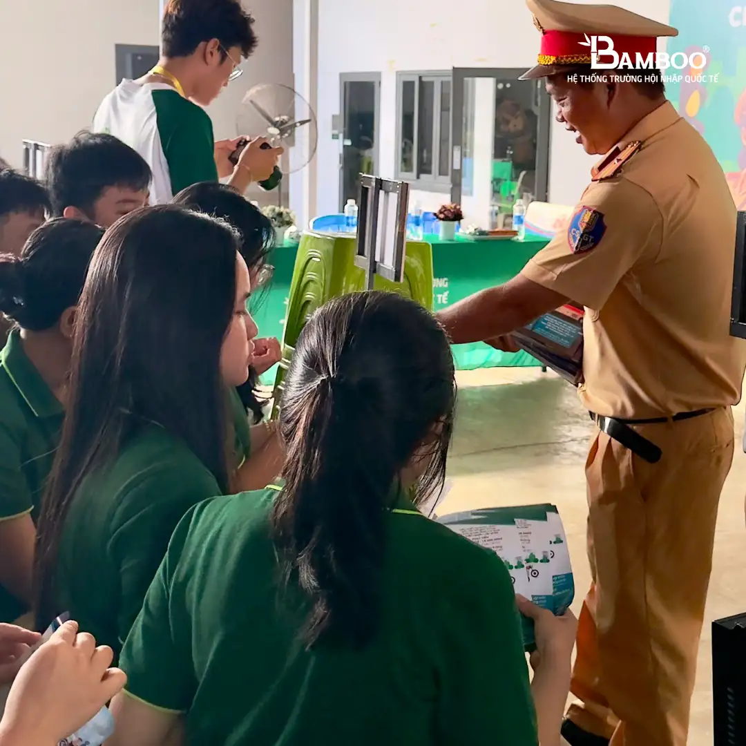Bamboo Xuân Thới Sơn phối hợp cùng Đội Cảnh sát Giao thông An Sương tổ chức chuyên đề nâng cao kiến thức và ý thức an toàn giao thông cho học sinh THPT.
